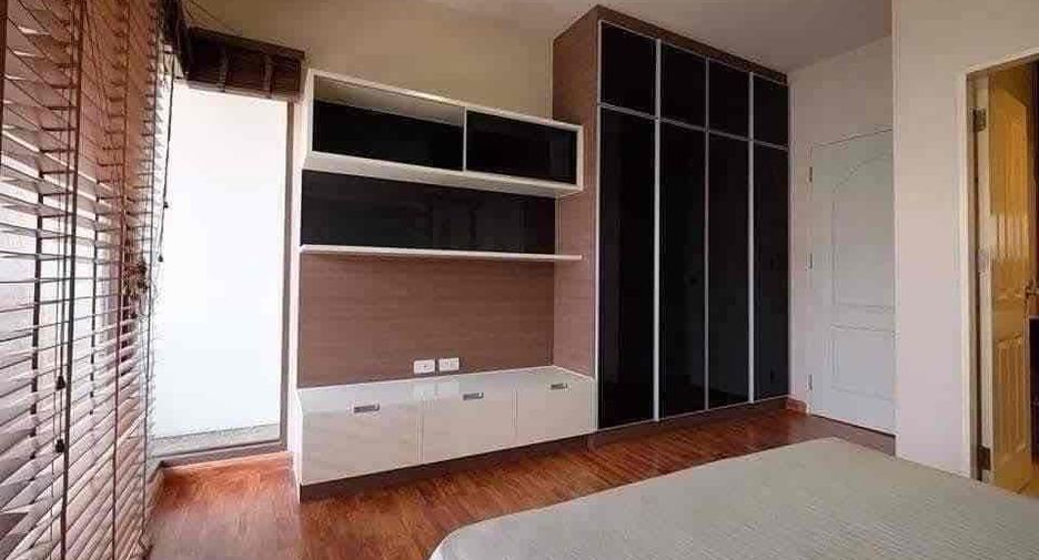 Haus zur Miete mit 3 Zimmer in Phra Khanong, Bangkok