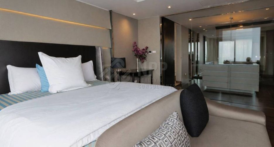 À louer 3 chambres condo à Yan Nawa, Bangkok