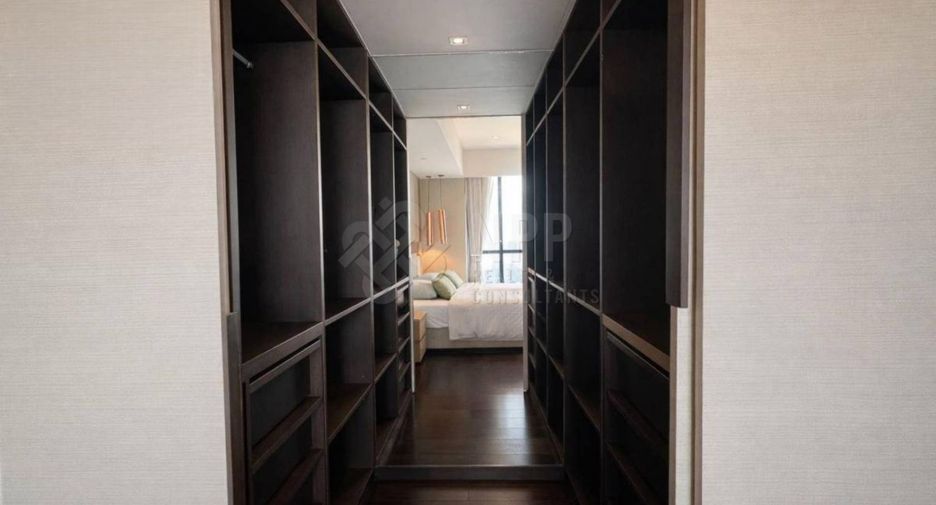 À louer 3 chambres condo à Yan Nawa, Bangkok