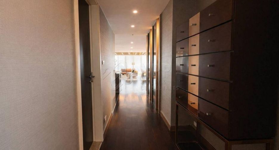 À louer 3 chambres condo à Yan Nawa, Bangkok