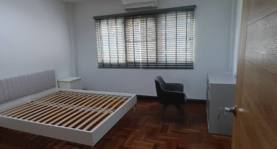 For rent 4 bedrooms townhouse in Wang Thonglang, Bangkok