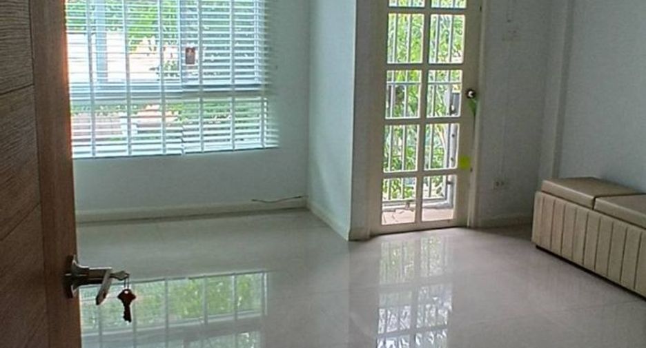 For rent 4 bedrooms townhouse in Wang Thonglang, Bangkok