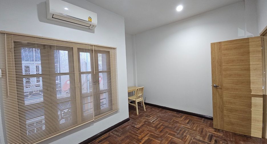 For rent 4 bedrooms townhouse in Wang Thonglang, Bangkok