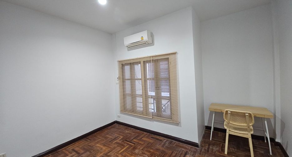 For rent 4 bedrooms townhouse in Wang Thonglang, Bangkok