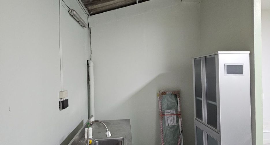 For rent 4 bedrooms townhouse in Wang Thonglang, Bangkok