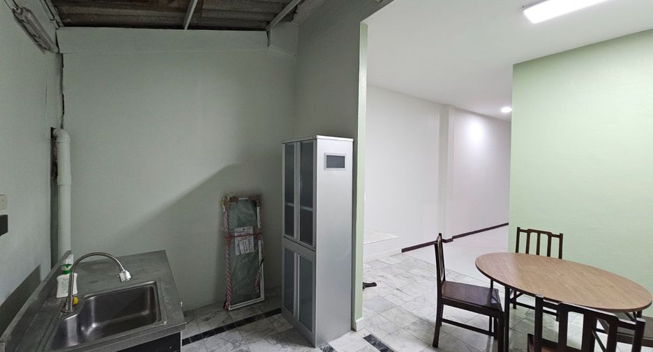 For rent 4 bedrooms townhouse in Wang Thonglang, Bangkok
