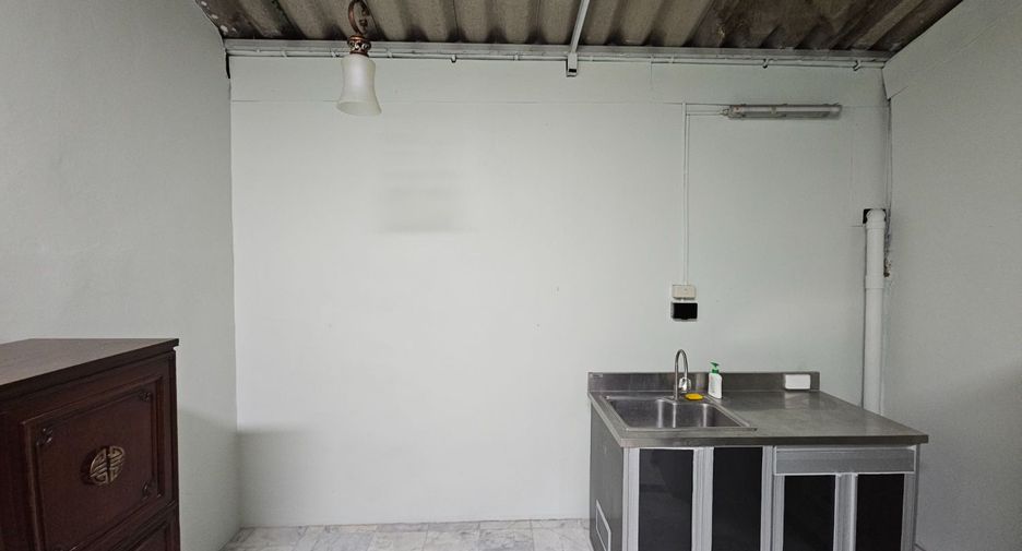 For rent 4 bedrooms townhouse in Wang Thonglang, Bangkok