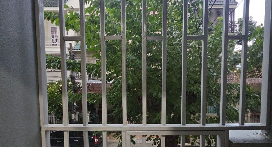 For rent 4 bedrooms townhouse in Wang Thonglang, Bangkok