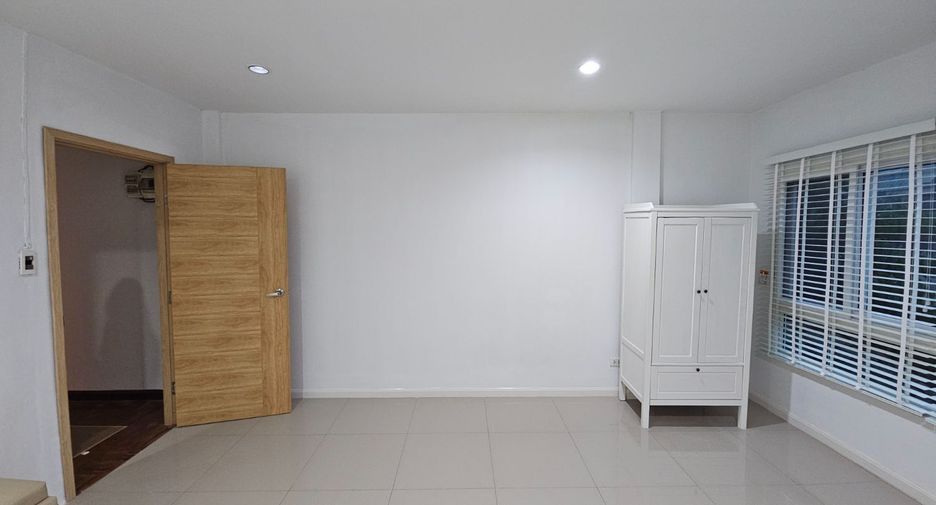 For rent 4 bedrooms townhouse in Wang Thonglang, Bangkok