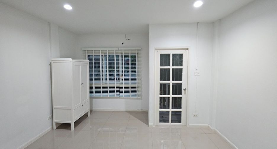 For rent 4 bedrooms townhouse in Wang Thonglang, Bangkok