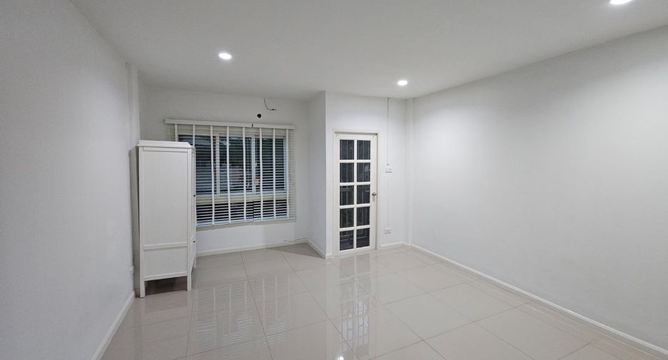 For rent 4 bedrooms townhouse in Wang Thonglang, Bangkok
