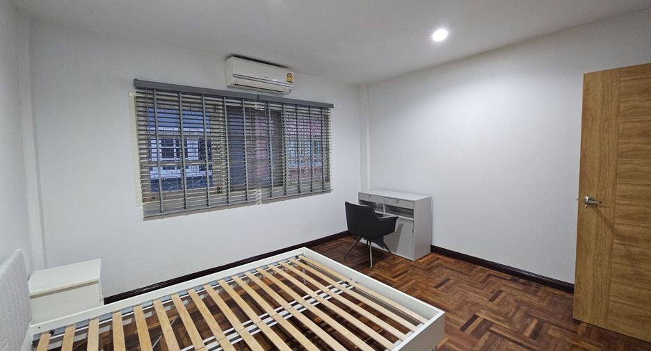 For rent 4 bedrooms townhouse in Wang Thonglang, Bangkok