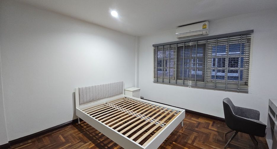 For rent 4 bedrooms townhouse in Wang Thonglang, Bangkok