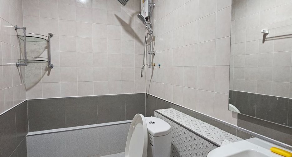 For rent 4 bedrooms townhouse in Wang Thonglang, Bangkok