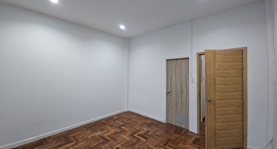 For rent 4 bedrooms townhouse in Wang Thonglang, Bangkok