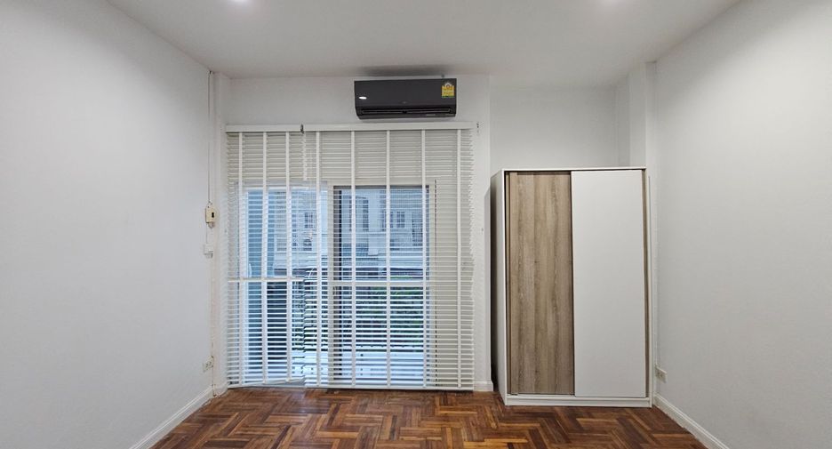 For rent 4 bedrooms townhouse in Wang Thonglang, Bangkok