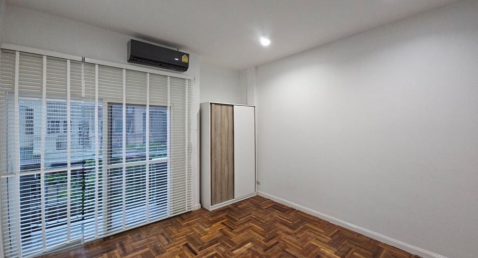 For rent 4 bedrooms townhouse in Wang Thonglang, Bangkok