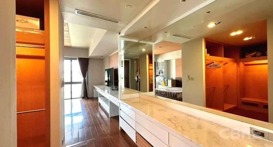 For sale 3 bedrooms condo in Yan Nawa, Bangkok