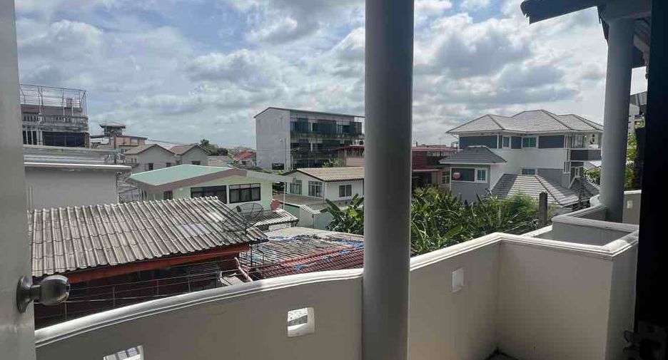 For sale 3 bedrooms townhouse in Wang Thonglang, Bangkok
