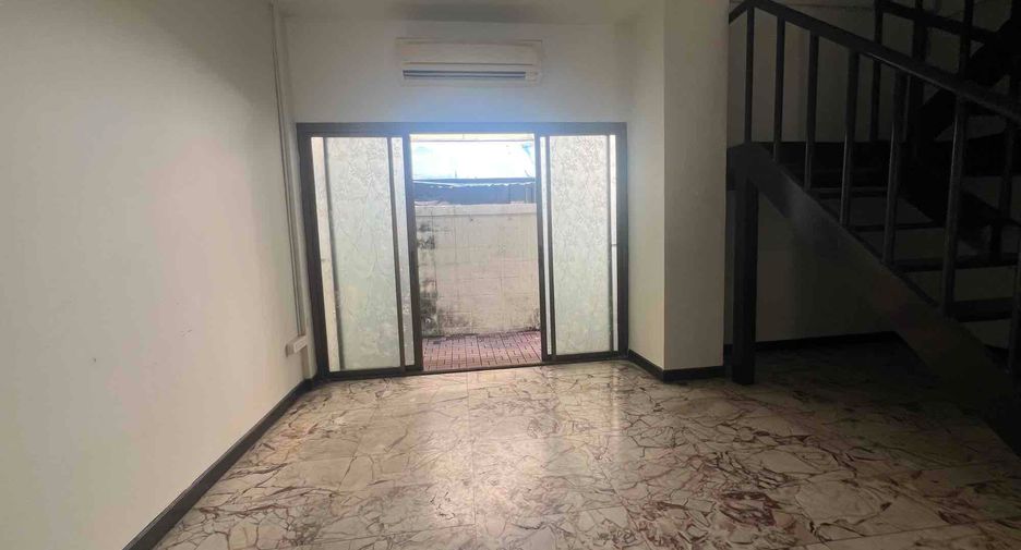 For sale 3 bedrooms townhouse in Wang Thonglang, Bangkok