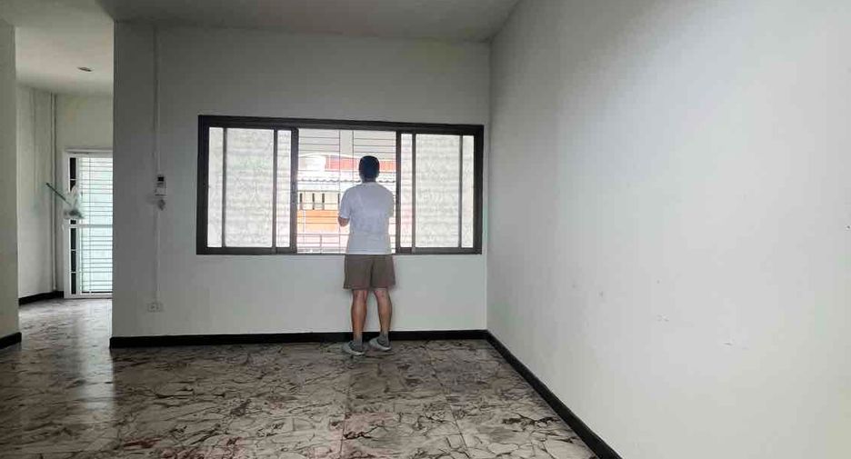 For sale 3 bedrooms townhouse in Wang Thonglang, Bangkok