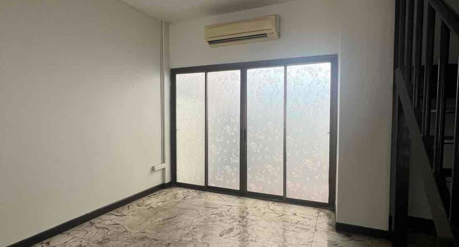 For sale 3 bedrooms townhouse in Wang Thonglang, Bangkok