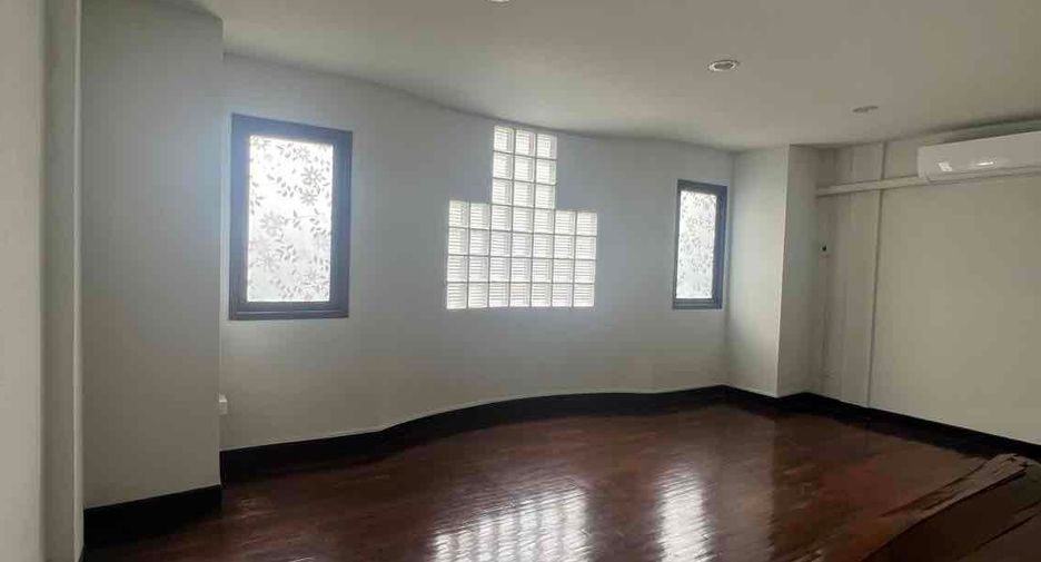 For sale 3 bedrooms townhouse in Wang Thonglang, Bangkok