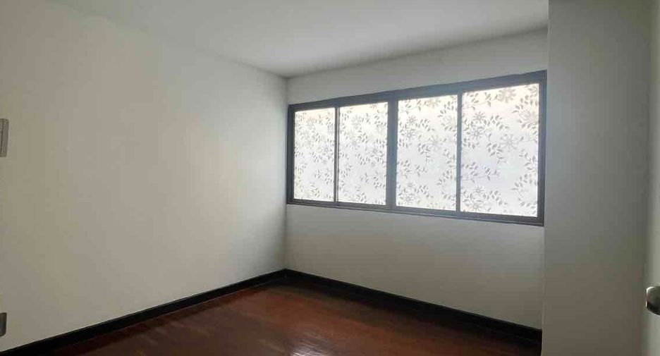 For sale 3 bedrooms townhouse in Wang Thonglang, Bangkok