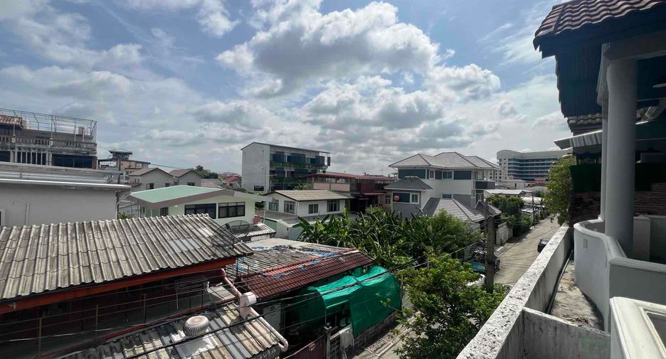 For sale 3 bedrooms townhouse in Wang Thonglang, Bangkok