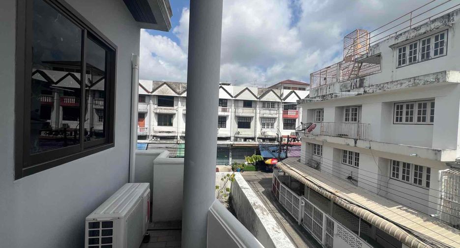 For sale 3 bedrooms townhouse in Wang Thonglang, Bangkok