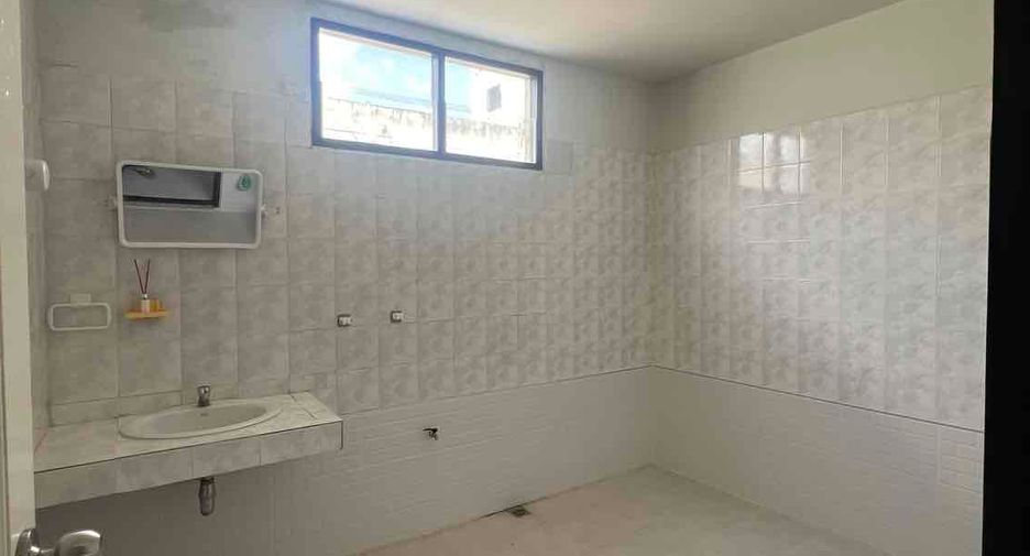 For sale 3 bedrooms townhouse in Wang Thonglang, Bangkok