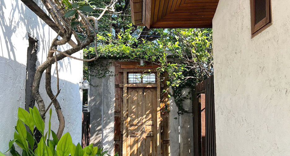 For rent and for sale 5 bedrooms house in Mueang Chiang Mai, Chiang Mai