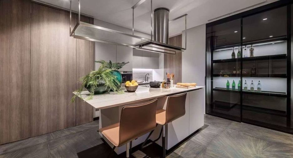 For sale 4 bedrooms condo in Watthana, Bangkok