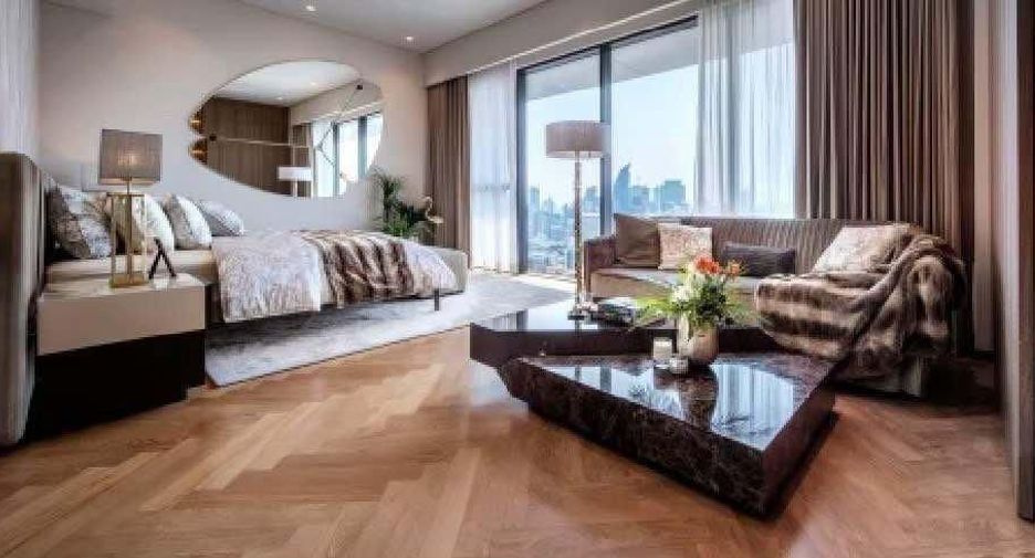 For sale 4 bedrooms condo in Watthana, Bangkok