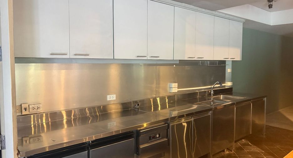 For rent retail Space in Khlong Toei, Bangkok