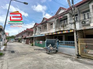 For sale 3 bedrooms townhouse in Mueang Suphanburi, Suphan Buri