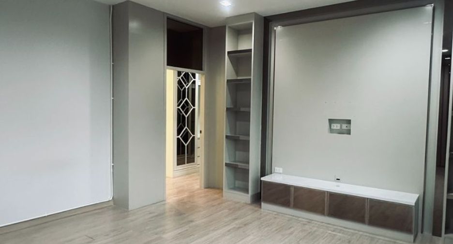For sale 4 bedrooms house in Sai Mai, Bangkok