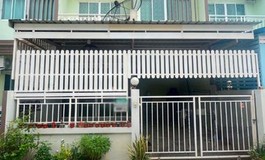 Casa adosada en venta de 3 habitaciones en Phra Samut Chedi, Samut Prakan