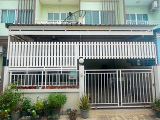 Casa adosada en venta de 3 habitaciones en Phra Samut Chedi, Samut Prakan