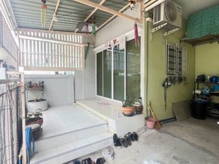 Casa adosada en venta de 3 habitaciones en Phra Samut Chedi, Samut Prakan