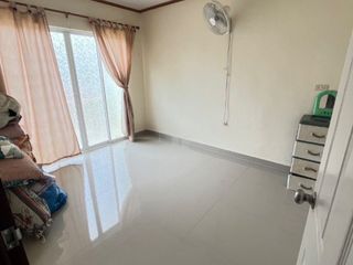 Casa adosada en venta de 3 habitaciones en Phra Samut Chedi, Samut Prakan