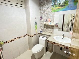 Casa adosada en venta de 3 habitaciones en Phra Samut Chedi, Samut Prakan