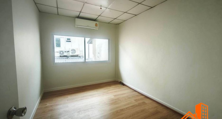 For sale 2 bedrooms townhouse in Wang Thonglang, Bangkok
