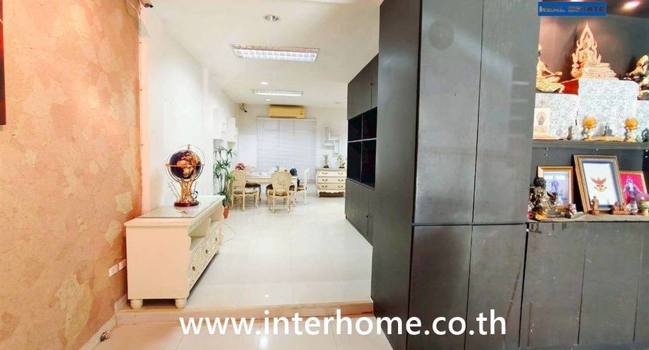 For sale 4 bedrooms townhouse in Chatuchak, Bangkok