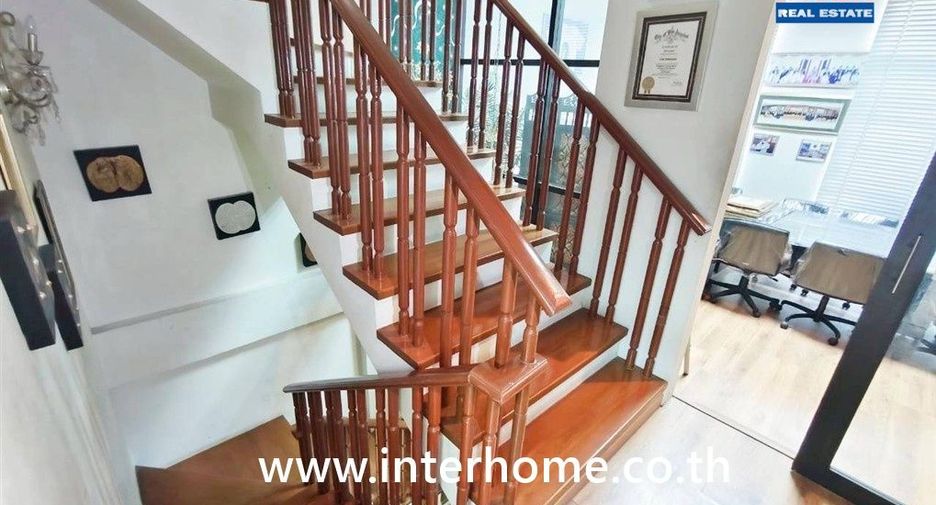 For sale 4 bedrooms townhouse in Chatuchak, Bangkok