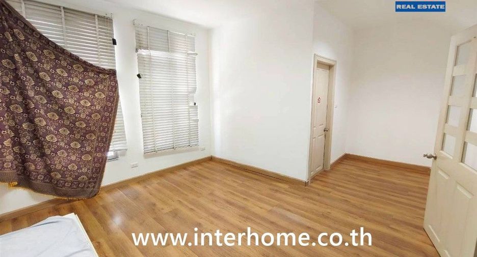 For sale 4 bedrooms townhouse in Chatuchak, Bangkok