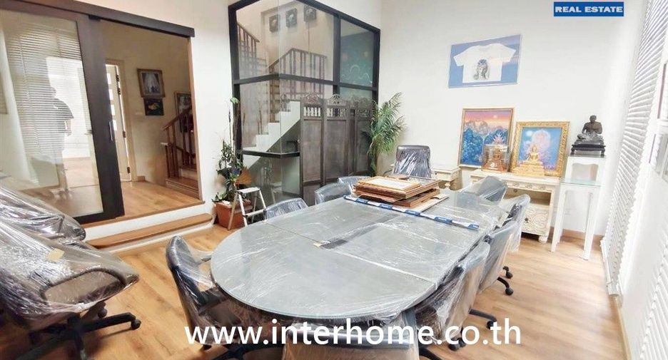 For sale 4 bedrooms townhouse in Chatuchak, Bangkok
