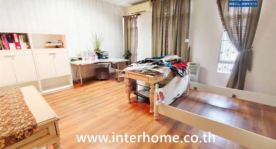 For sale 4 bedrooms townhouse in Chatuchak, Bangkok