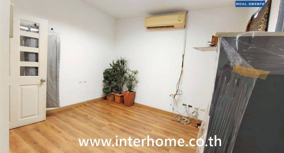 For sale 4 bedrooms townhouse in Chatuchak, Bangkok