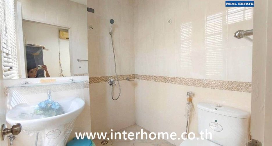 For sale 4 bedrooms townhouse in Chatuchak, Bangkok